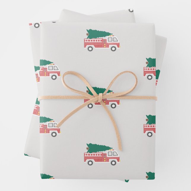 Klassischer Weihnachtsbaum auf einem Feuerwehrfahr Geschenkpapier Set (Beispiel)