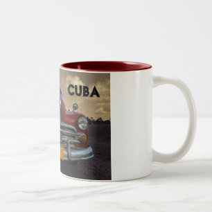 Klassisches amerikanisches Auto in Vinales, Kuba Zweifarbige Tasse
