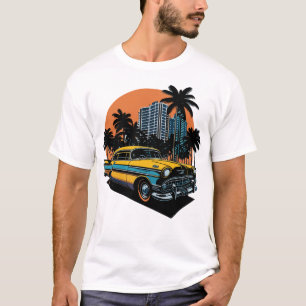 Klassisches Auto auf der SUnrise BAckground T-Shirt