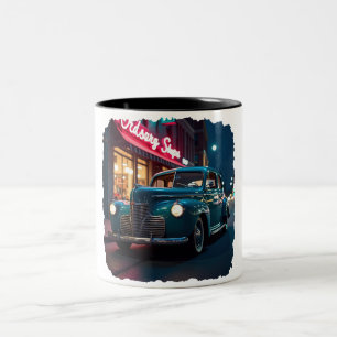 Klassisches Auto aus den 1940er Jahren unter Neonl Zweifarbige Tasse