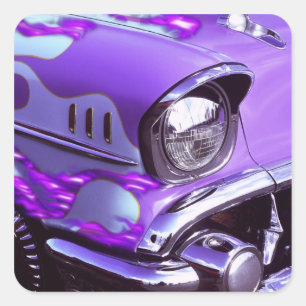 Klassisches Auto: Chevrolet mit lodernder Haube Quadratischer Aufkleber