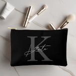 Klassisches Black Monogram Bridesmaid-Geschenk Zubehörtasche<br><div class="desc">Eine Kosmetiktasche mit individuellem Design,  die klassisch modernes Monogramm mit individuellem Initial- und Namensvordruck enthält.</div>
