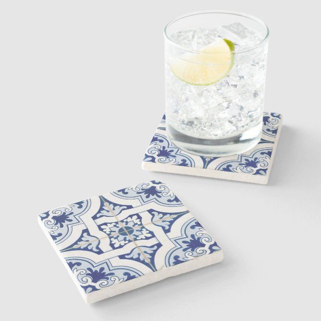 Klassisches Blau und Weiß, mediterranes Fliesenbil Steinuntersetzer (Seitenansicht)