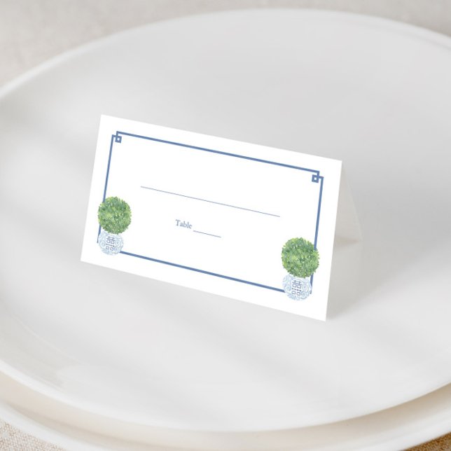 Klassisches Boxwood Topiary Blue Griechisch Key Mi Platzkarte (Boxwood topiary balls in ginger jar planters with navy greek key print wedding escort cards)