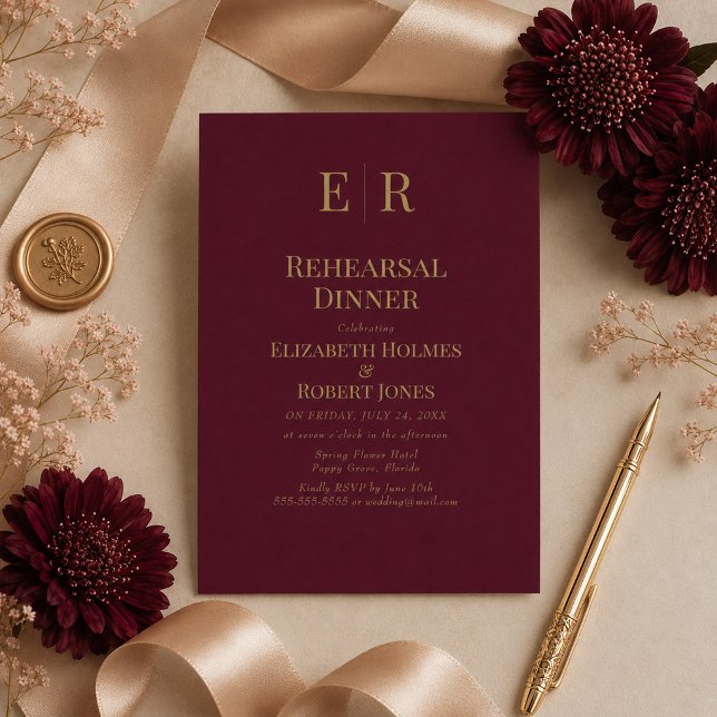 Klassisches Burgundy Monogram Probe Dinner Einladung (Classic Burgundy Gold Monogram Rehearsal Dinner Invitation on an elegant table with wedding decor)