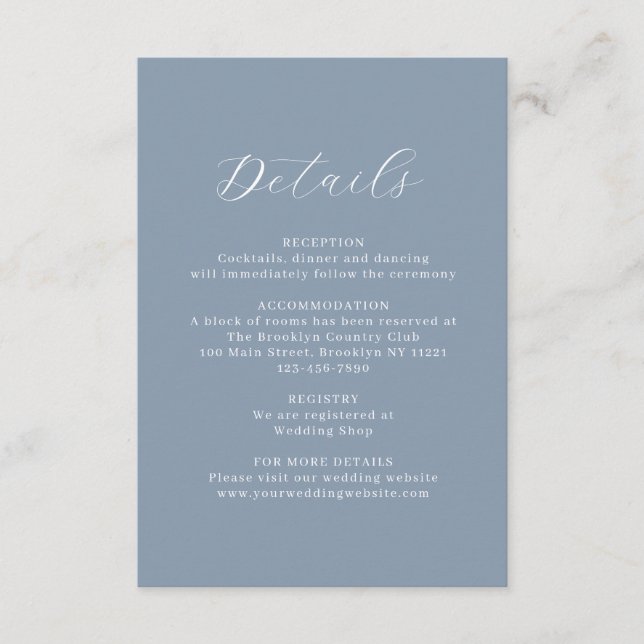 Klassisches Dusty Blue Floral Wappen Monogram Wedd Begleitkarte (Vorderseite)
