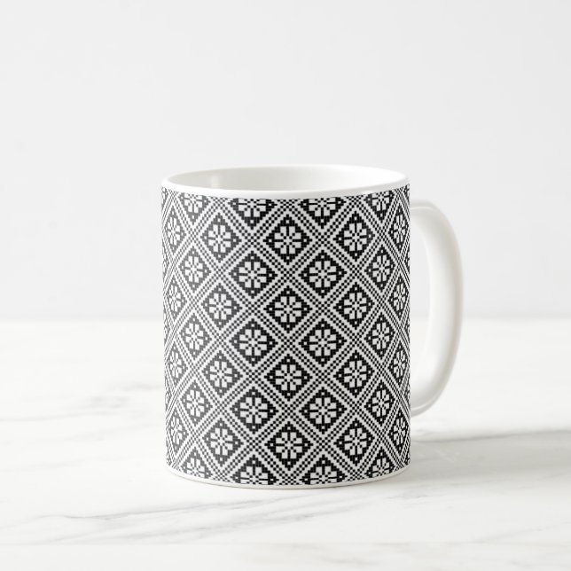Klassisches estnisches Schwarz-Weiß-Knetmuster Kaffeetasse (VorderseiteRechts)