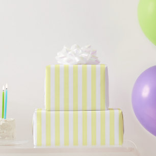 Klassisches, feminin-pastellgelbes Streifenmuster Geschenkpapier
