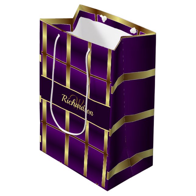 Klassisches Gold und Lila gehacktes Mit Monogramm Mittlere Geschenktüte (Vorderseite Schrägansicht)