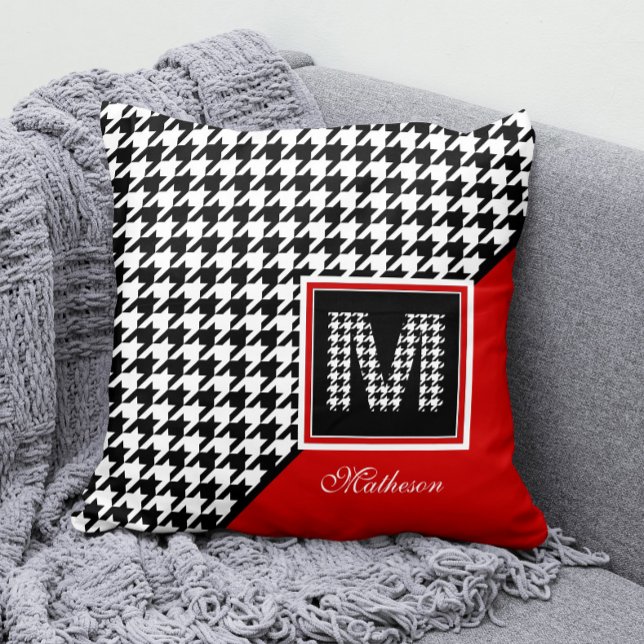 Klassisches Hahnentrittmuster und Monogramm | Rot  Kissen (Classic Houndstooth Monogram Decorative Pillow with Any Name)