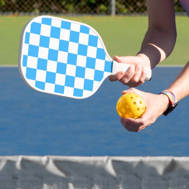Klassisches hellblaues Schachbrettmuster  Pickleball Schläger (InSitu)