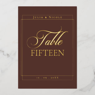 Klassisches Hochzeitstisch-Nummernschild mit braun Folieneinladung