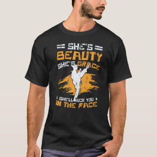 Klassisches Karate-Mädchen liebt Karate T-Shirt
