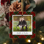 Klassisches Kariertes zweiseitiges Personalisierte Keramikornament<br><div class="desc">Ein hübsches,  zweiseitiges Foto,  das auf beiden Seiten ein beliebtes Foto auf festlichem kariertem Hintergrund in Rot und Grün zeigt. Personalisieren Sie das Jahr mit einer benutzerdefinierten Beschriftung auf der Vorderseite in handgeschriebener Schrift,  und fügen Sie das Jahr auf die Rückseite.</div>