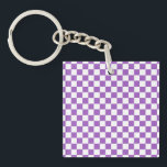 Klassisches Lila und weißes Muster Schlüsselanhänger<br><div class="desc">Lila und weißes kariertes Muster. Einfache geometrische Formen. Minimalistisches Design.</div>
