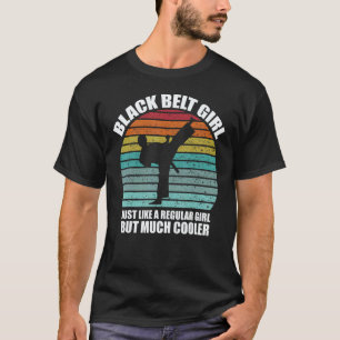 Klassisches lustiges Mädchen mit schwarzem Gürtel T-Shirt