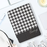 Klassisches modernes Schwarz-Weiß-Hahnentrittmuste iPad Pro Cover<br><div class="desc">Dieses Design zeichnet sich durch ein klassisches Schwarz-Weiß-Hahnentrittmuster aus. In Kombination mit Ihrem eigenen personalisierten Text schafft diese Komposition ein modernes,  elegantes und einzigartiges iPad Cover.</div>