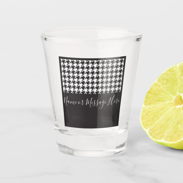 Klassisches modernes Schwarz-Weiß-Hahnentrittmuste Schnapsglas (Vorderseite)