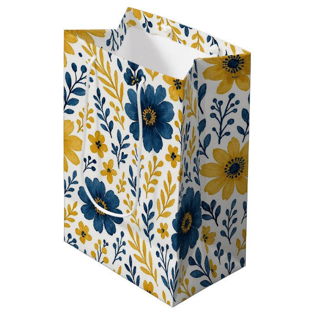 Klassisches Muster der mediterranen Blumenkunst Mittlere Geschenktüte (Vorderseite Schrägansicht)
