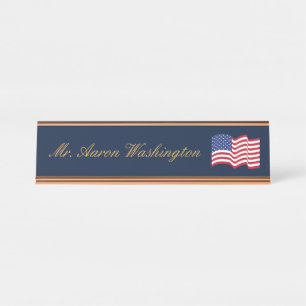 Klassisches Namensschild mit amerikanischer Flagge