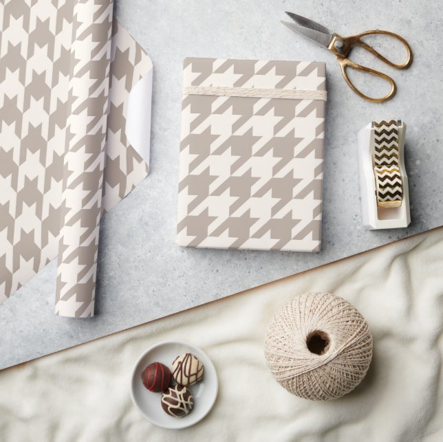 Klassisches neutrales Ivory Taupe Hahnentrittmuste Geschenkpapier (Kunsthandwerk)