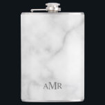 Klassisches Personalisiertes Monogramm Flachmann<br><div class="desc">Klassisches Design mit personalisiert 3 Buchstaben Erstmonogramm in grauem klassischem Serif-Schriftart auf weißem Marmorhintergrund. Perfekt als Feriengeschenk,  Vatertagsgeschenk für Papa und Geschenk für alle besondere Anlässe. Bitte beachten Sie: Die Marmordetails werden im Kunstwerk simuliert. Bei der Herstellung dieses Produktes wird kein Marmor verwendet</div>