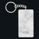 Klassisches Personalisiertes Monogramm Schlüsselanhänger<br><div class="desc">Klassisches Design mit personalisiert 3 Buchstaben Erstmonogramm in grauem klassischem Serif-Schriftart auf weißem Marmorhintergrund. Perfekt als Feriengeschenk,  Vatertagsgeschenk für Papa und Geschenk für alle besondere Anlässe. Bitte beachten Sie: Die Marmordetails werden im Kunstwerk simuliert. Bei der Herstellung dieses Produktes wird kein Marmor verwendet</div>