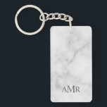 Klassisches Personalisiertes Monogramm Schlüsselanhänger<br><div class="desc">Klassisches Design mit personalisiert 3 Buchstaben Erstmonogramm in grauem klassischem Serif-Schriftart auf weißem Marmorhintergrund. Perfekt als Feriengeschenk,  Vatertagsgeschenk für Papa und Geschenk für alle besondere Anlässe. Bitte beachten Sie: Die Marmordetails werden im Kunstwerk simuliert. Bei der Herstellung dieses Produktes wird kein Marmor verwendet</div>