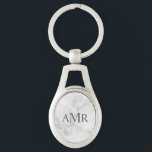 Klassisches Personalisiertes Monogramm Schlüsselanhänger<br><div class="desc">Klassisches Design mit personalisiert 3 Buchstaben Erstmonogramm in grauem klassischem Serif-Schriftart auf weißem Marmorhintergrund. Perfekt als Feriengeschenk,  Vatertagsgeschenk für Papa und Geschenk für alle besondere Anlässe. Bitte beachten Sie: Die Marmordetails werden im Kunstwerk simuliert. Bei der Herstellung dieses Produktes wird kein Marmor verwendet</div>