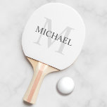 Klassisches Personalisiertes Monogramm und Name Tischtennis Schläger<br><div class="desc">Personalisierte Monogram und Name Gift zeigen personalisierte Namen in Grau und Monogramm in hellgrau als Hintergrund,  im klassischen Serif Schriftart Stil,  auf weißem Hintergrund. Perfekt als Feriengeschenk,  Vatertagsgeschenk für Papa und Geschenk für alle besondere Anlässe.</div>