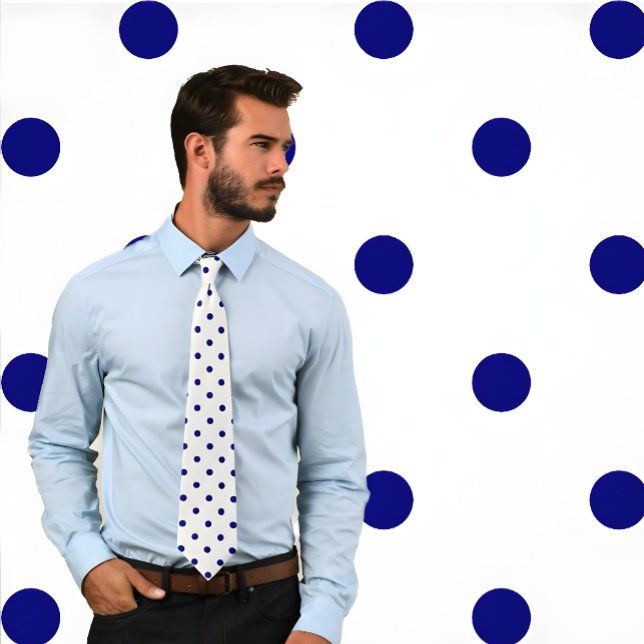 Klassisches Polka-Dotter-Muster auf weißer Krawatt Krawatte (Handsome man wearing a Classic Navy Polka Dot Pattern on White Tie stands against polka dot pattern.)