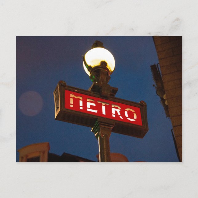 Klassisches Red Metro-Schild mit Street Lamp in Pa Postkarte (Vorderseite)