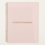 Klassisches Rosa-individuelle Name-Monogramm Planer<br><div class="desc">Eleganter individuelle Name Monogramm rot Rosa solide schlichte Farbe personalisiert Planer. Minimalistisches,  einfaches,  modernes,  stilvolles Design. Dusty Rose anpassbarer Serif-Text auf rot rosa soliden schlichten Hintergrund. Ideal für Schule,  Büro oder Privatgebrauch.</div>