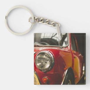 Klassisches rotes Miniauto Schlüsselanhänger