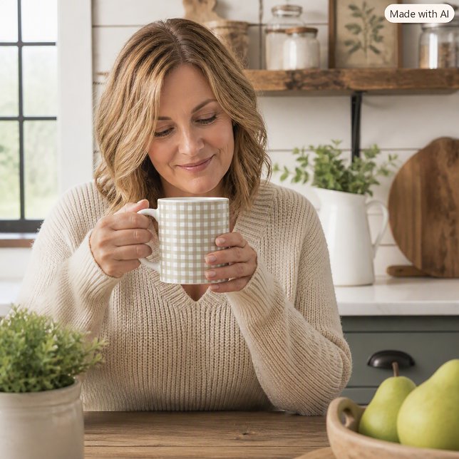 Klassisches Salbeigrün und Weiß Gingham-Muster Kaffeetasse (A mug with a sage green and white gingham plaid pattern.)