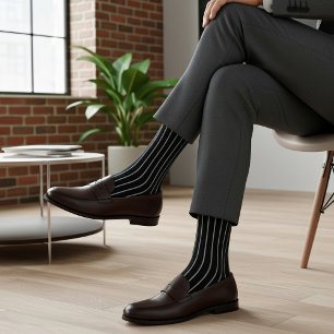 Klassisches schwarz-weißes Nadelstreifen-Kleid Socken