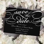 Klassisches Skript Save the Date | Schwarz<br><div class="desc">Elegant speichern Sie die Datumskarten in zeitloser Schwarz/Weiß-Schrift,  die für ein klassisches,  formales Aussehen veredelt ist.</div>