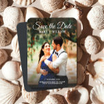 Klassisches Skriptbenutzerdefiniertes Foto Hochzei Magnet<br><div class="desc">Minimalistisches Classic Foto Save the Date Wedding Magnet 🌟 Zeitlose Elegance Collection: Moderne Einladungen zum Hochzeitsfeiern und Jubiläum ✨ die Gewerkschaft des Herzens feiern mit unserer "Timeless Elegance" Kollektion - eine faszinierende Serie moderner Einladungen zum Hochzeitsfeiern und Jubiläum, die minimalistisches Design nahtlos mit Kalligraphie verbinden und so einen exquisiten Feste...</div>