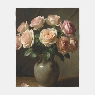 Klassisches Stillleben mit Blush-Rosenstrauß Fleecedecke