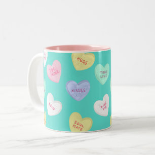 Klassisches Valentinisches Candy Hearts auf Aquama Zweifarbige Tasse