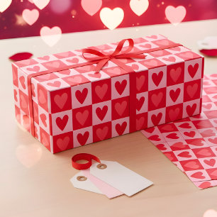 Klassisches Valentinsgeschenk mit Kirschroten Herz Geschenkpapier