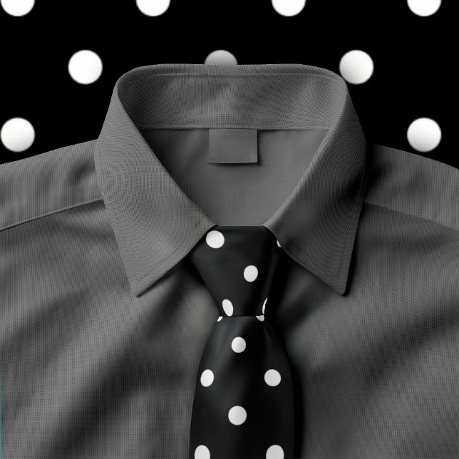 Klassisches White Polka Dot Muster auf schwarzer K Krawatte (Black tie with white polka dots displayed on dark grey button up shirt.)