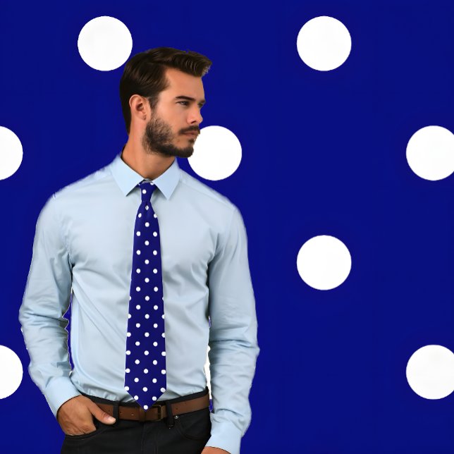 Klassisches White Polka Dot Pattern auf der Krawat Krawatte (Man wears a Classic White Polka Dot Pattern on Navy Tie. Background matches tie pattern.)