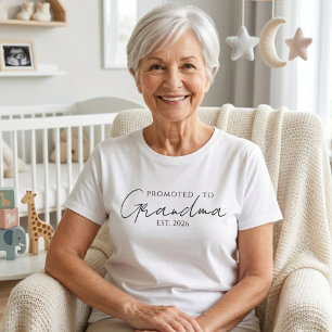 Klassisches 'Zur Oma befördert' EST-Jahr-Skript T-Shirt