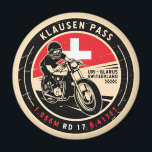 Klausen | Schweiz | Motorrad Magnet<br><div class="desc">Klausen Pass in einem Vintagen, bedrückten Stil-Emblem gemacht. Es ist ein berühmter Hochgebirgspass, der in der Schweiz gefunden wurde.</div>