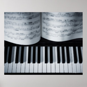 Klavier-Schlüssel und Musikbuch Poster