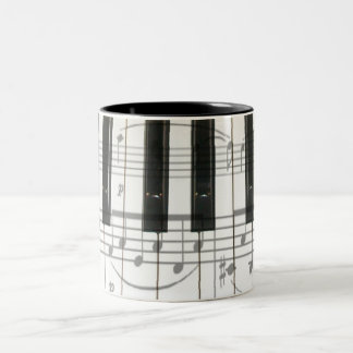 Klavier-Tastatur und Musiknoten Zweifarbige Tasse