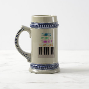 Klaviertastatur-Musiktext in mehreren Sprachen Bierglas