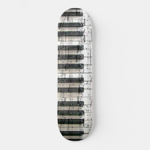 Klaviertastatur schwarz-weiß skateboard