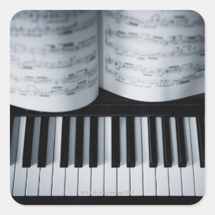 Klaviertasten und Musikbuch Quadratischer Aufkleber